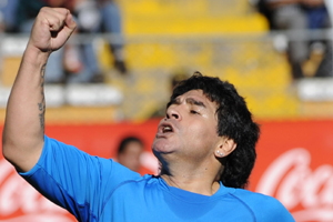   Nace el astro del fútbol Diego Armando Maradona