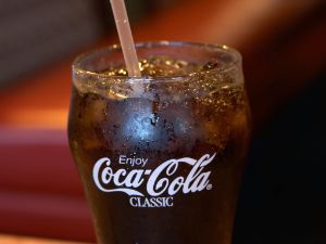   John Styth Pemberton inventa la Coca Cola