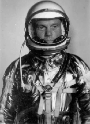 602828-jpg - El 20 de febrero de 1962 se convirtió en el primer astronauta estadounidense en orbitar la Tierra en un vuelo de tres vueltas completas, a bordo de la cápsula espacial Friendship 7.
