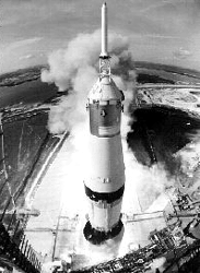 603017-jpg - Este cohete propulsó a las naves Columbia y Águila hacia la Luna, medía 110 metros y pesaba aproximadamente 2.850 toneladas. La gigantesca nave salió desde Cabo Kennedy el 16 Julio de 1969.