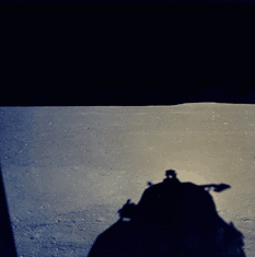 603027-jpg - Esta es una foto tomada por los astronautas desde una ventanilla del módulo lunar 