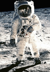 603049-jpg - En esta foto Neil Armstrong se ve reflejado en el casco de su compañero Edwin Aldrin.  