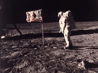 603055-jpg - Esta foto, captada por los astronautas, es una de las más famosas y se convirtió en un símbolo. En ella Aldrin se encuentra de pie frente a la bandera estadounidense 