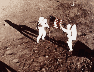 603060-jpg - Armstrong y Aldrin clavaron en el suelo de la Luna la bandera de Estados Unidos y hablaron por radio con el presidente Richard M. Nixon en la Casa Blanca.