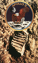 603066-jpg - Las pisadas de los hombres en la Luna, son imborrables. La ausencia de vida, lluvia y viento las hacen eternas. Arriba, la insignia de la misión Apolo 11.