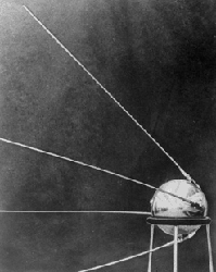 603091-jpg - El 4 de octubre de 1957, los soviéticos lanzan al espacio el primer satélite artificial. Se transforma así en el primer objeto creado por el hombre capaz de vencer la gravedad terrestre.