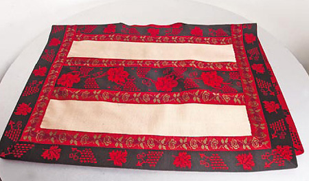 607048-jpg - En Doñihue (Región de O'Higgins), se fabrican en telar y con hilos de lana y seda, mantas que usan los huasos para bailar cueca o para participar en el rodeo.