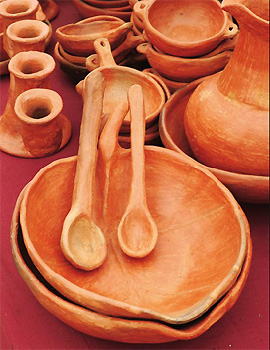 607201-jpg - En Pilén, las mujeres alfareras fabrican objetos de greda.
