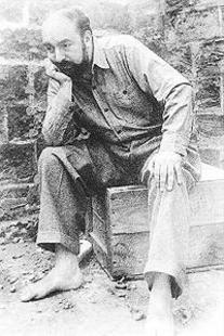 612041-jpg - Así luce el poeta de clandestino. En 1948 es perseguido por su militancia comunista y su abierta oposición al gobierno de González Videla. Contra Neruda pesa una orden de detención que lo obliga a huir del país. 
