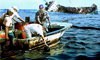 612057-jpg - Pescadores voluntarios limpian el agua contaminada con 600 toneladas de petróleo en los alrededores del buque ecuatoriano Jessica, en la Bahía de la isla San Cristóbal, en Galápagos, Ecuador.