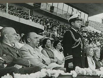 612065-jpg - Un año después de recibir el Nobel, Neruda es homenajeado con un gran acto en el Estadio Nacional.