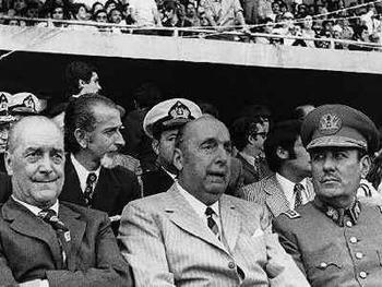 612071-jpg - Durante el homenaje, Neruda se sienta junto al general Carlos Prats, quien sería asesinado en 1974 por agentes de la Dina. En la imagen más atrás se observa al ministro José Tohá.