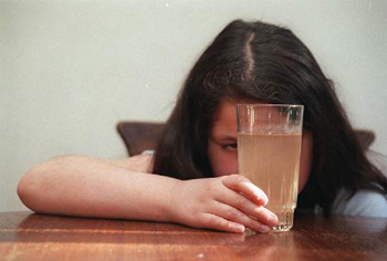 612112-jpg - Nunca debes beber agua contaminada, puede provocar graves enfermedades.