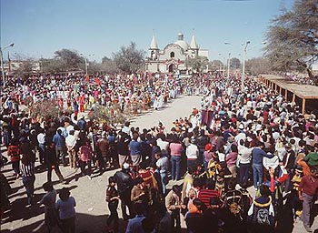 612407-jpg - Miles de peregrinos llegan todos los años a rendirle culto a la Virgen. 