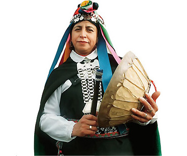 613652-jpg - Las mujeres mapuches usan un chamal o küpam, que es una especie de túnica de color negro que envuelve todo el cuerpo.