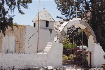 613838-jpg - La iglesia de Camiña fue construida en adobe, al igual que la mayoría de las construcciones que allí se encuentran.