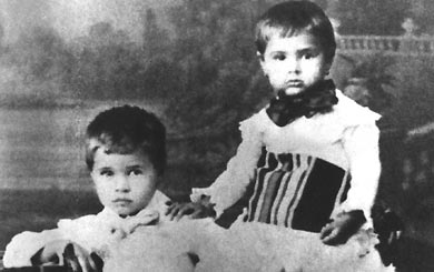 619860-jpg - Junto a su hermano menor Miguel Hurtado, nacido el año 1904.