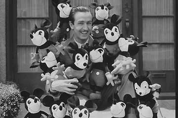 619915-jpg - Walt Disney rodeado de muñecos de su famoso personaje.