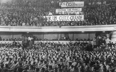 619944-jpg - Día del Joven Católico. En Santiago, en el Teatro Caupolicán el 15 de Agosto de 1943, fueron más de 8.000 jóvenes: el teatro totalmente repleto, la única vez que una juventud ha llenado el amplísimo coliseo.
 