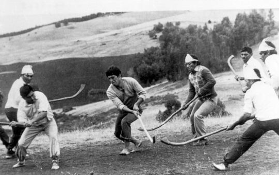 Mapuches jugando en un Palin. Foto: Museo Mapuche de Cañete 