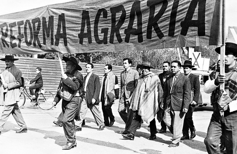 Agricultores manifestándose en los 60. Foto: La Tercera