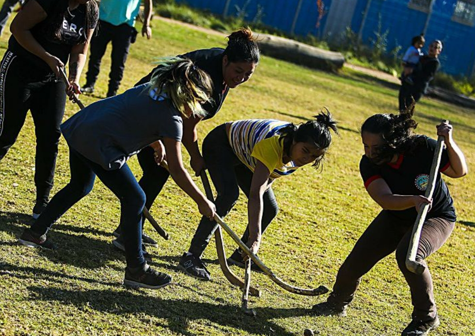 Mujeres jugando palín. Foto: La Tercera