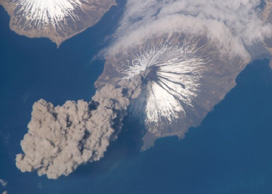 912541-jpg - Volcán Cleveland captado desde la Estación Espacial Internacional.