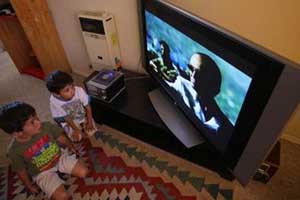 El 45% de los niños menores de cinco años se duerme viendo televisión en Chile