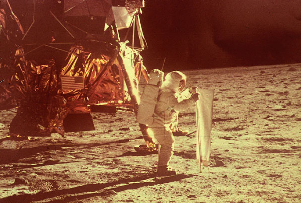 1008181-jpg - Aldrin bajó del módulo lunar 19 minutos después aproximadamente. Cuando se reunió con Armstrong exclamó 