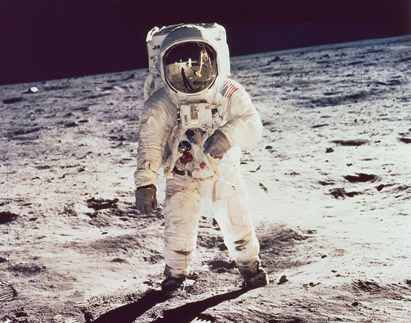 1008183-jpg - En esta foto Neil Armstrong se ve reflejado en el casco de su compañero Edwin Aldrin. 