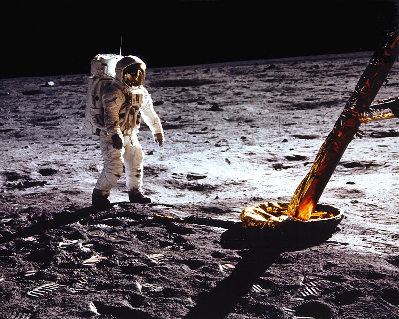 1008184-jpg - Durante la misión, los astronautas del Apolo 11 debían recoger muestras de polvo y rocas de las superficie del satélite natural de la Tierra.
